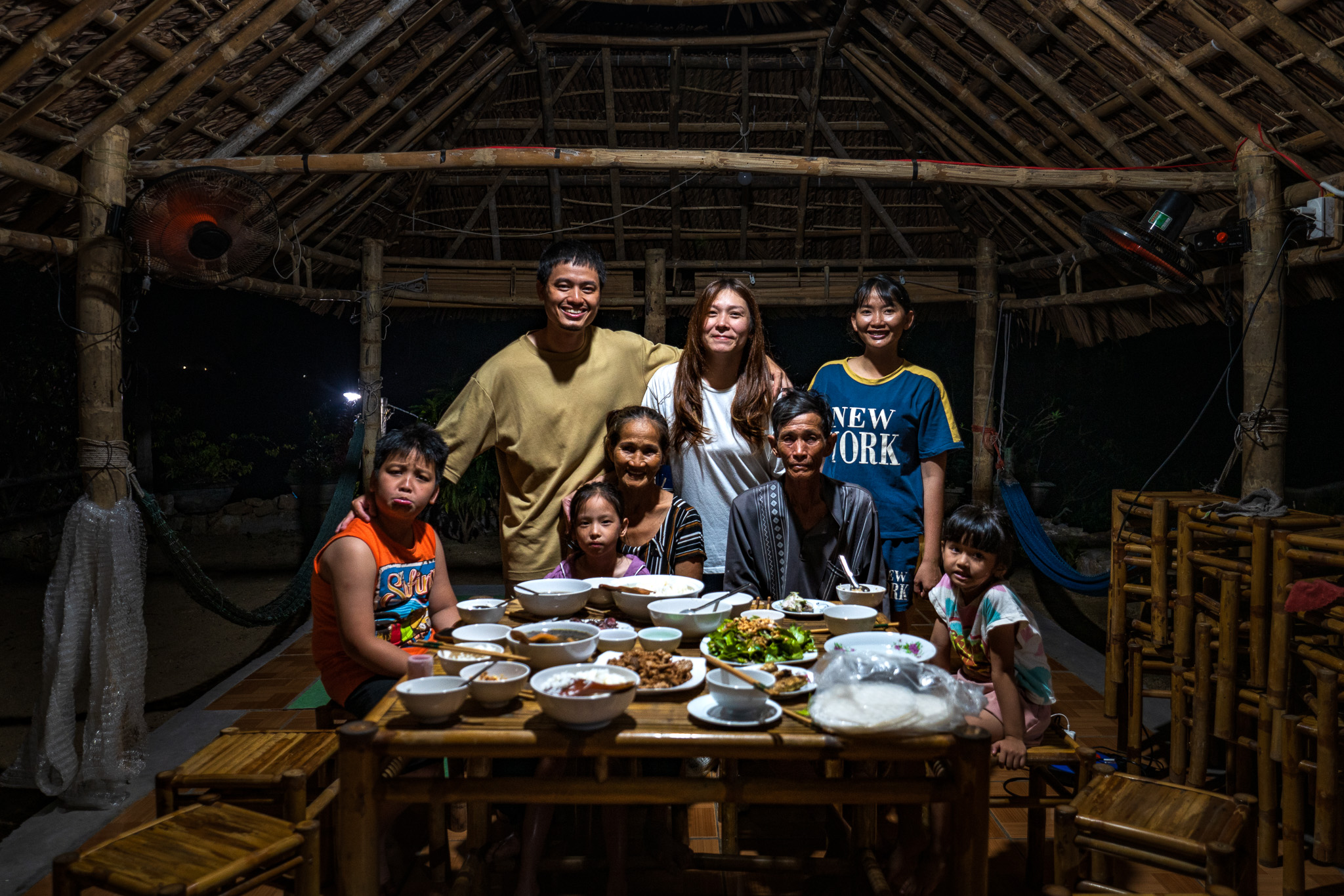 Chon ngay Dua Rung homestay nha co Di chu Binh, ngoi nha sat bien nhat trong lang vi ca gia dinh rat me bien. Homestay o day mang dung nghia ban dau cua no, do la ngoi nha dan mo cua don khach phuong xa. Anh Nhat cho hay, ngoi nha khong co cac thiet bi giai tri, gia dinh anh khong nhieu thoi gian ra ngoai kham pha nhung lai co them thoi gian ngoi tro chuyen voi dan dia phuong va nhin ngam xung quanh duoc ky hon.