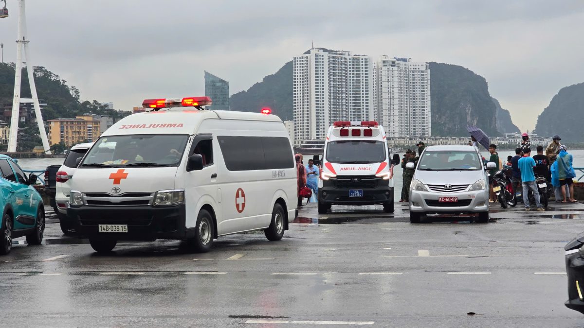 Ambulances waiting to pick up the body of the victim in the tourist boat capsize in Ha Long Bay. Photo: Nguyen Hung