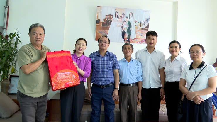 Pho Bi thu Thuong truc Dang uy Tran Thi Dung va Pho Chu tich UBND xa Vu Van Huu tham gia dinh chinh sach nhan dip 27.7. Anh QT
