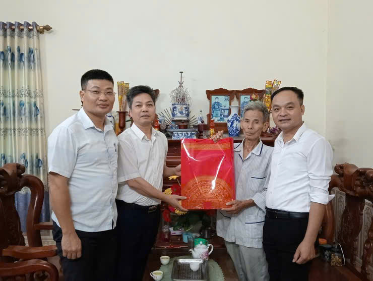 Truong Ban Xay dung Dang Duong Minh Tuan tham, tang qua gia dinh chinh sach. Anh QT