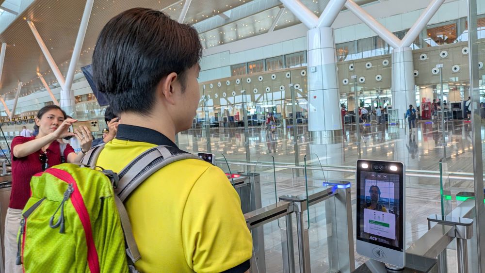Hanh khach chi mat khoang 5 giay de quet khuon mat va hoan tat thu tuc check-in, thay vi 5–10 phut nhu truoc. Anh: Anh Tu  . Ảnh: Anh Tu