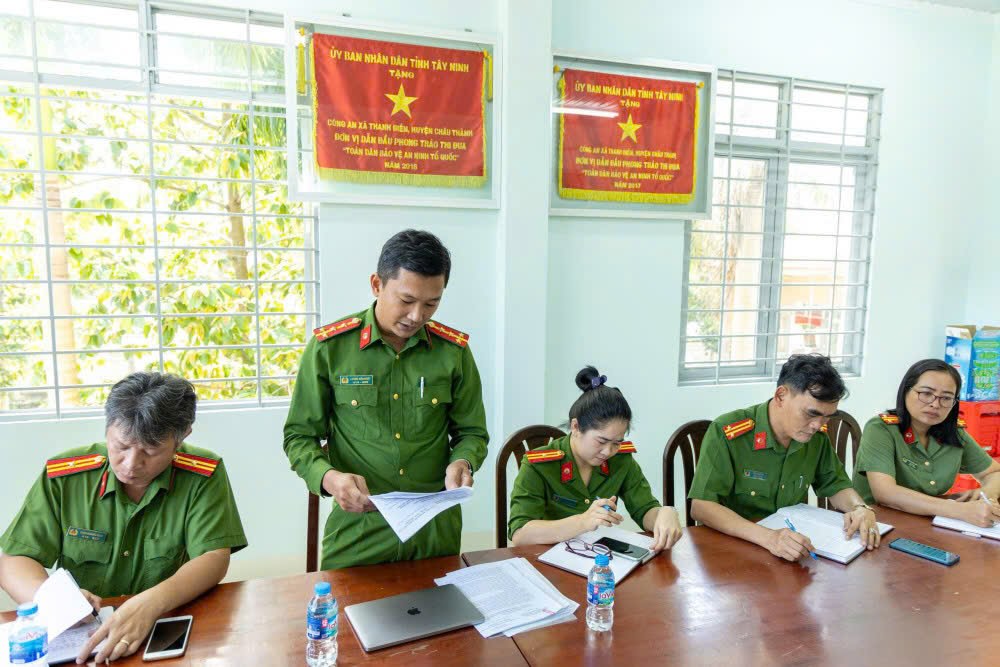 Le departement de police d'investigation criminelle sur la corruption economique la contrebande et l'environnement de la police provinciale de Tay Ninh a annonce la decision de sanctionner les entreprises qui rejettent des dechets depassant les normes dans l'environnement. Photo : Fournie par la police