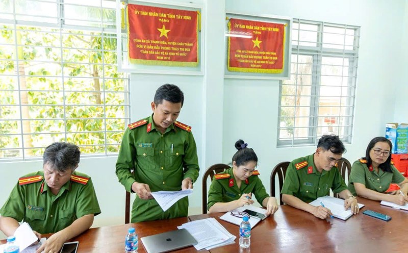 The Department of Investigation Police on Corruption, Economic Crimes, Smuggling and Environment, Tay Ninh Provincial Police announced the decision to fine enterprises for discharging waste exceeding standards into the environment. Photo: Provided by the police