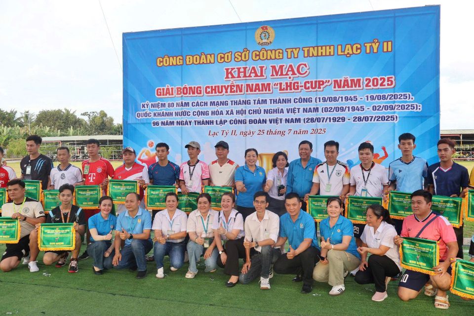 Cac doi tham gia thi chup anh luu niem cua Ban to chuc. Anh: CDCS Lac Ty II