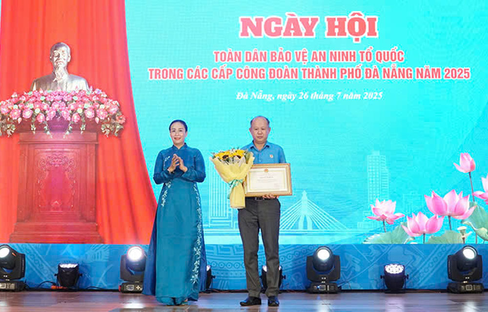 다낭시 인민위원회는 2025년 조국 안보 보호를 위한 전국민의 날 행사 조직에서 뛰어난 성과를 거둔 공로로 시 노동 연맹에 표창장을 수여했습니다. 사진: tuong minh