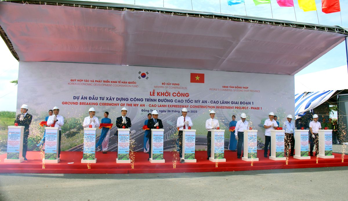 Dai dien lanh dao bo, tinh thuc hien nghi thuc khoi cong cao toc My An - Cao Lanh. Anh: Lam Dien