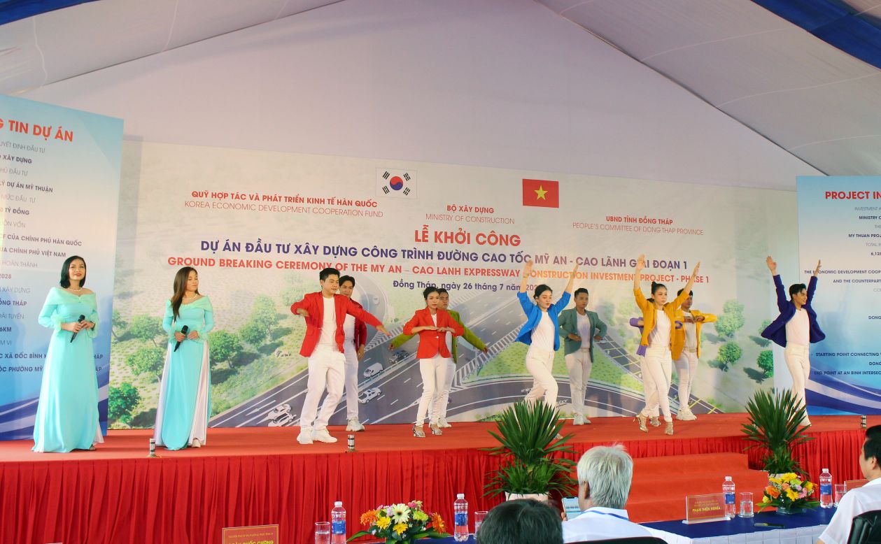 Quang canh buoi le khoi cong cao toc My An - Cao Lanh. Anh: Lam Dien