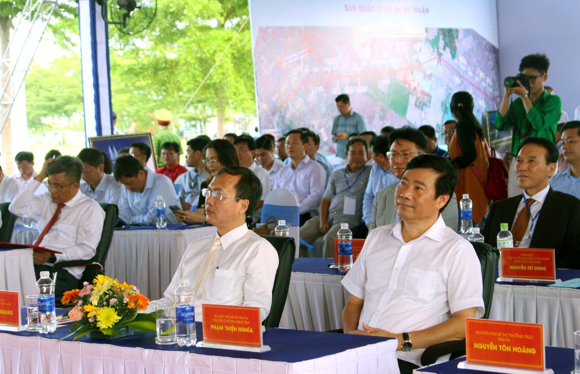 Den du co Thu truong Bo Xay dung Pham Minh Ha; Pho Bi thu Tinh uy, Chu tich UBND tinh Dong Thap Tran Tri Quang cung lanh dao, nguyen lanh dao tinh den du.  Anh: Lam Dien 