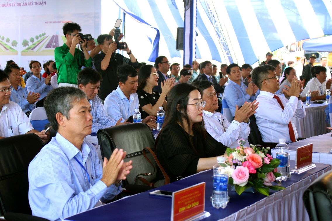 Buoi le co su hien dien cua lanh dao cac So, nganh, don vi lien quan va nguoi dan dia phuong den du.  Anh: Lam Dien 