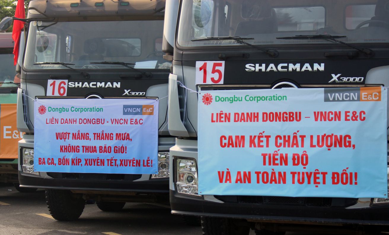 Hinh anh khau hieu the hien quyet tam cua don vi thi cong. Anh: Lam Dien