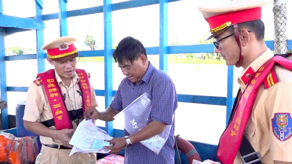 Luc luong chuc nang kiem tra cong tac bao dam trat tu ATGT mua mua bao. Anh: Tien Dung