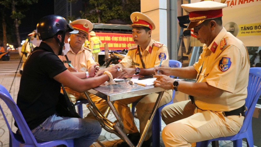 Bo tri luc luong kip thoi dieu tiet giao thong tai cac khu vuc co nguy co ngap ung cuc bo, diem den tai nan... Anh: Tien Dung