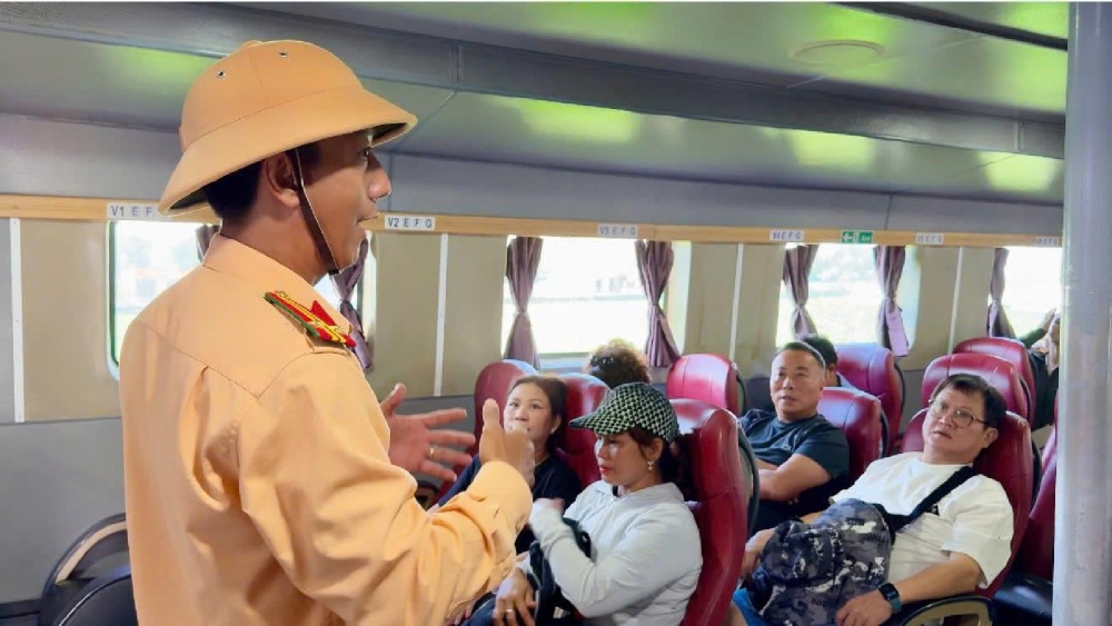 Traffic police officers propagate to people to comply with regulations, ensuring their own lives. Photo: Tien Dung