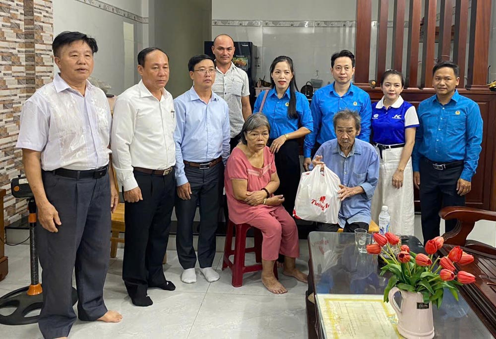 다낭시 안케브람 동 노동조합은 동 지역의 혁명 공로 가정을 방문하여 선물을 증정합니다. 사진: 짜반