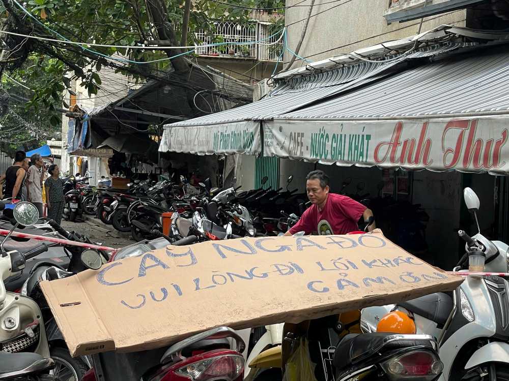 Nguoi dan don dep khu vuc xung quanh de don ha cay gon bi bat re. Anh: Dong Hoang