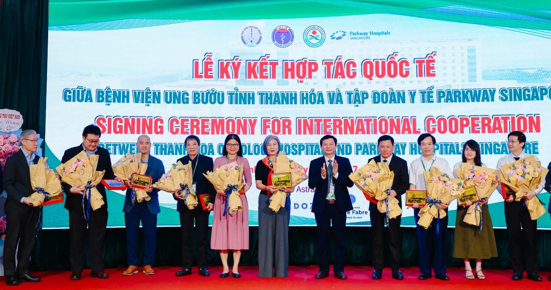 Lanh dao Benh vien Ung buou tinh Thanh Hoa tang hoa cam on cac nha khoa hoc va lanh dao tinh Thanh Hoa. Anh: Xuan Hung