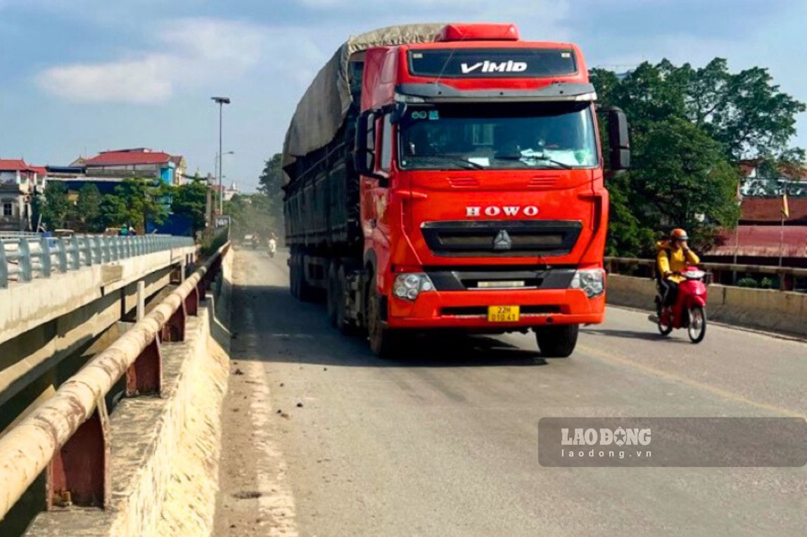 Moi ngay cau Da Phuc cu co luu luong xe qua lai dong, viec trien khai cau moi se giup giam ap luc giao thong, di lai thuan tien hon. Anh: Dang Vu.