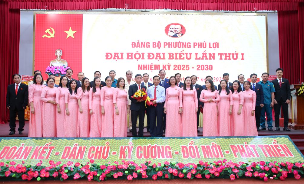 Chu tich UBND TP Can Tho Tran Van Lau tang hoa chuc mung Ban Chap hanh, Ban Thuong vu Dang uy phuong Phu Loi nhiem ky 2025-2030. Anh: Phuong Anh