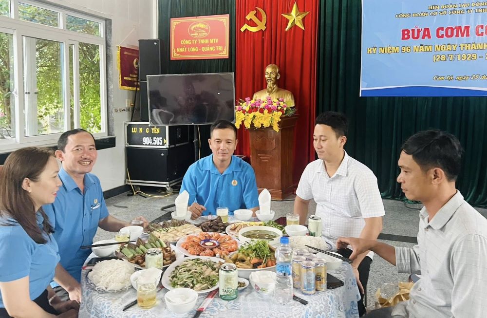 Mam com o Bua com Cong doan co nhieu mon ngon, chat luong. Anh: H.Tuan