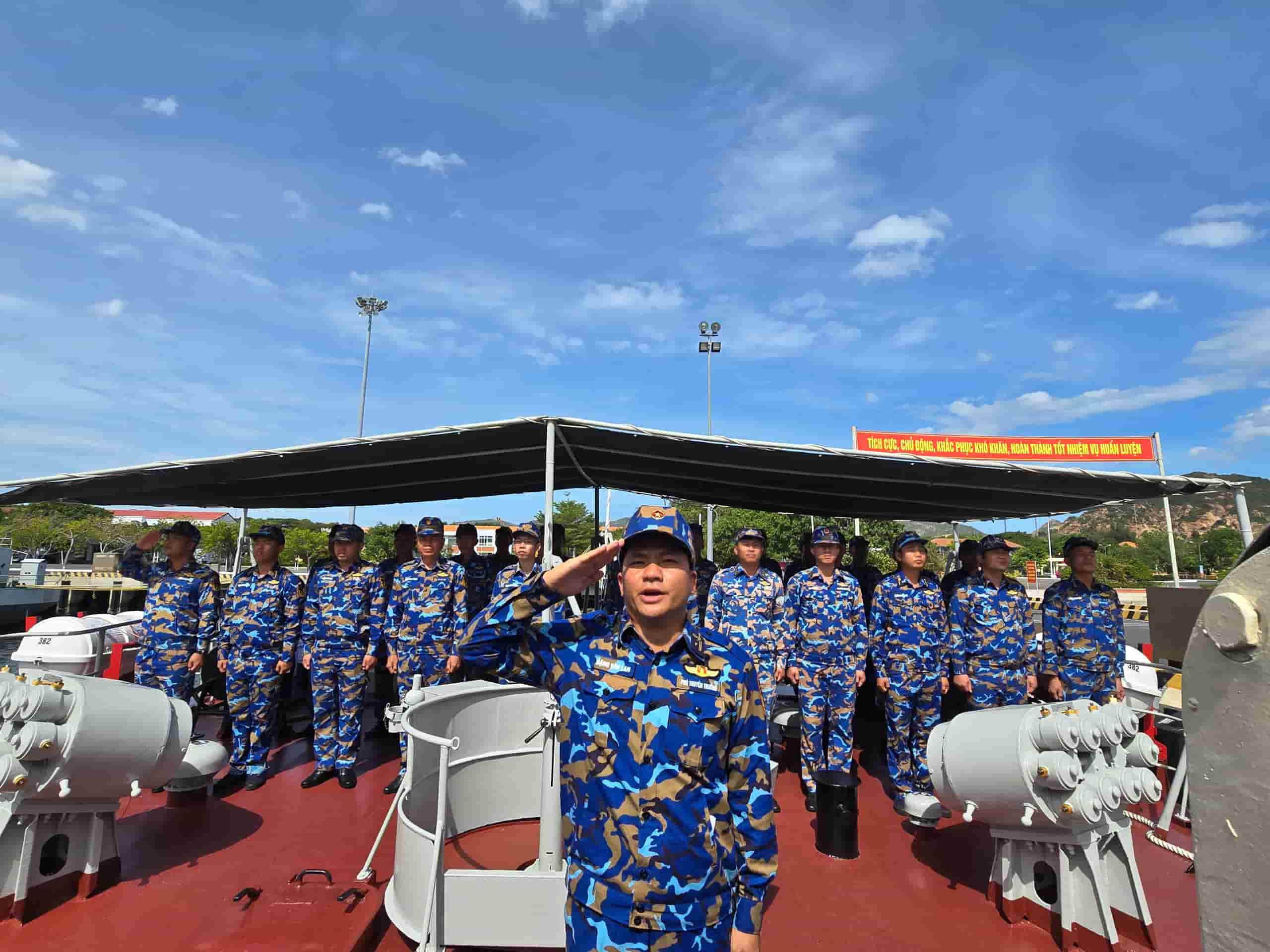 Chien si Hai quan luyên tâp nôi dung chao cờ, hat quốc ca trên biển. Anh: Quan chung Hai quan