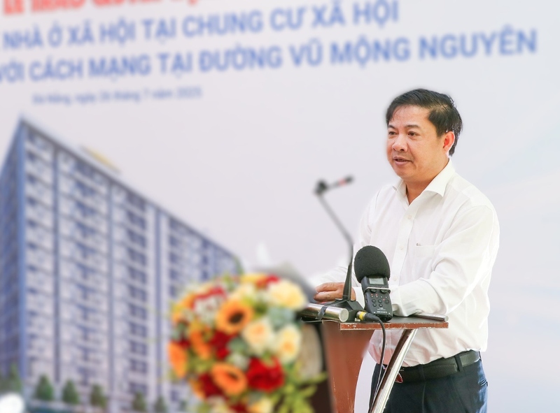 Ong Luong Nguyen Minh Triet - Chu tich UBND TP.Da Nang chia se ve chinh sach nhan van xay mai am  cho nguoi co cong cua thanh pho. Anh: Truong An
