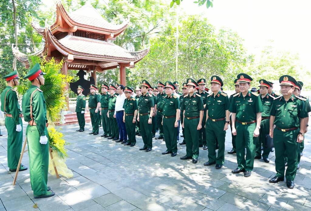 General Phan Van Giang - Politburo member, Deputy Secretary of the Central Military Commission, Minister of National Defense, and the delegation offered incense in Thai Nguyen. Photo: thainguyen.gov.vn
