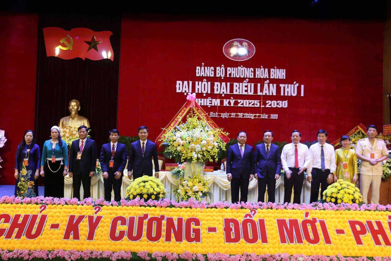 Lanh dao tinh uy Phu Tho tang hoa chuc mung Dai hoi. Anh: Yen San
