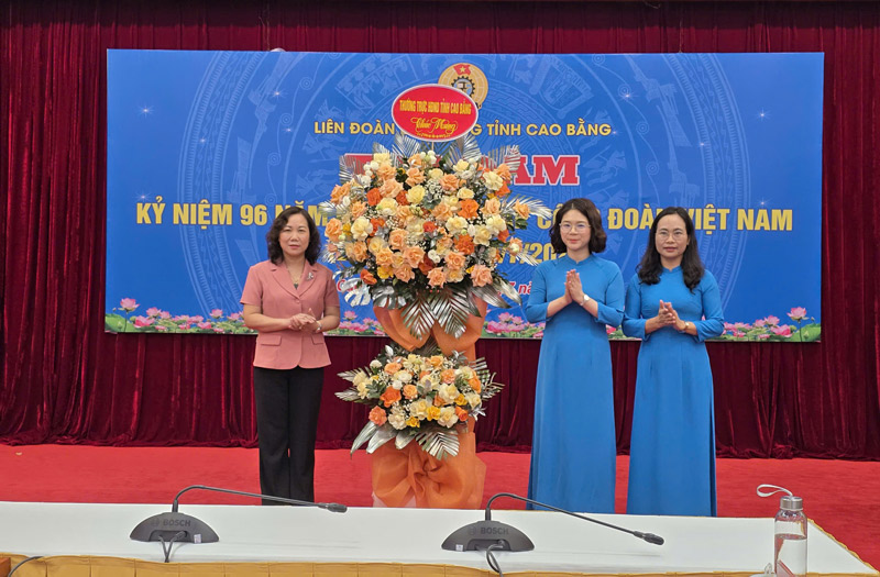 Lanh dao HDND tinh tang hoa chuc mung LDLD tinh Cao Bang. Anh: Tan Van