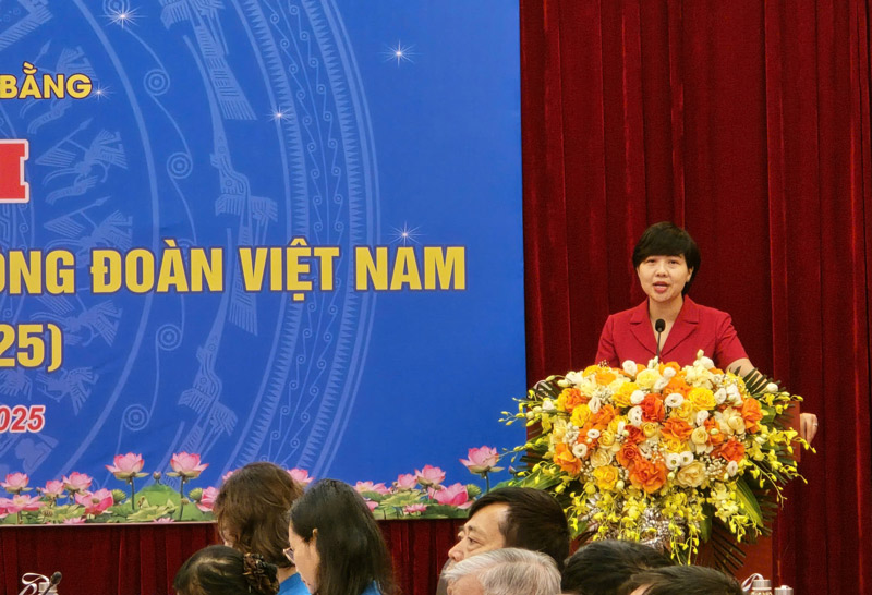 Can bo phong An ninh mang va phong chong su dung cong nghe cao Cong an tinh Cao Bang va giang vien truong Dai hoc Cong doan pho bien ky nang cho doan vien. Anh: Tan Van