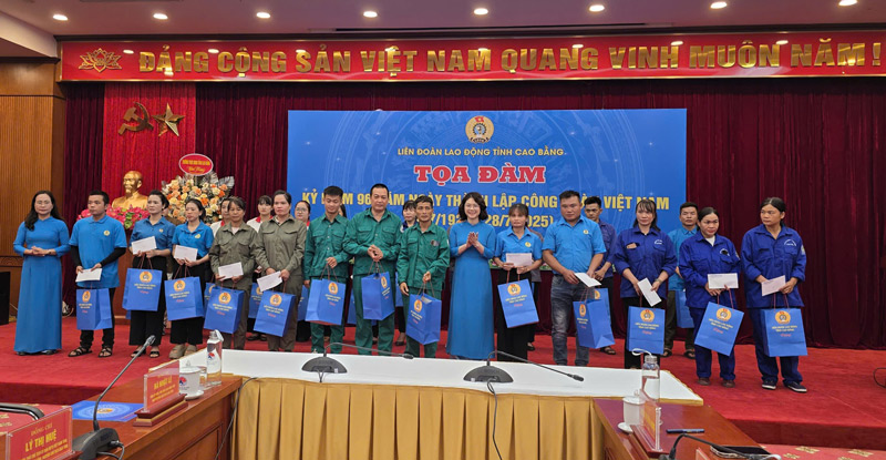 LDLD tinh Cao Bang tang qua toi tay cac doan vien. Anh: Tan Van