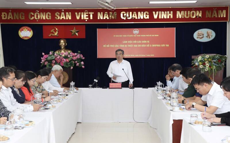 Buoi lam viec nham danh gia tinh hinh, trien khai cong tac ho tro va khac phuc hau qua do bao so 3. Anh: Anh Hoang