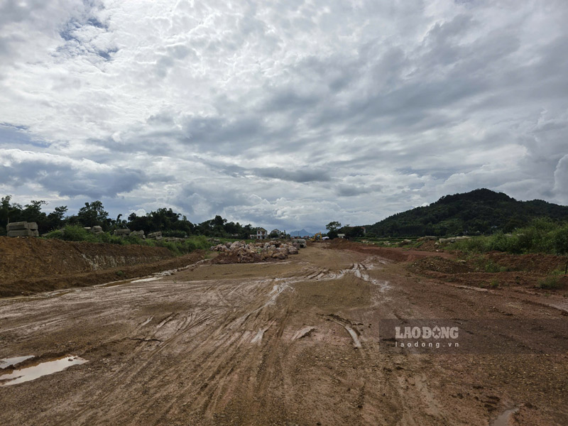 Cac vi tri dang duoc san gat, tao nen duong. Anh: Tan Van