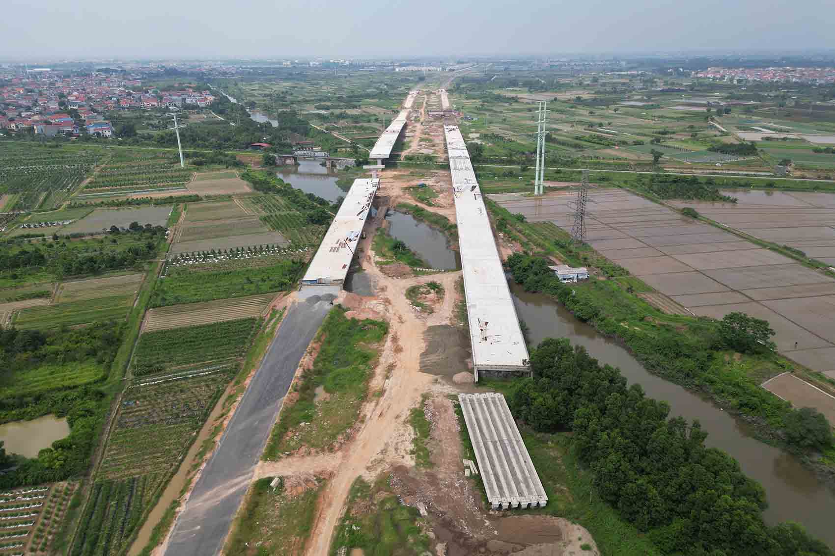 Cau vuot duong sat thuoc goi thau so 8 dang duoc nha thau trien khai thi cong. Anh: Huu Chanh 