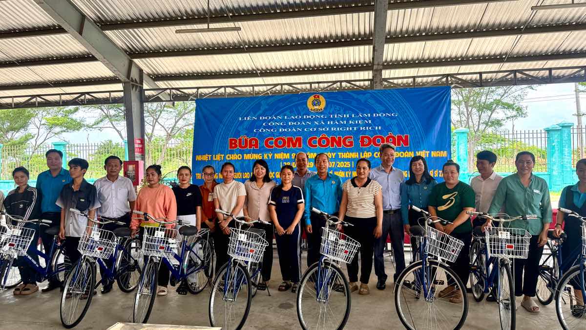 Phan qua la xe dap duoc trao tang cho cong nhan. Anh: Duy Tuan