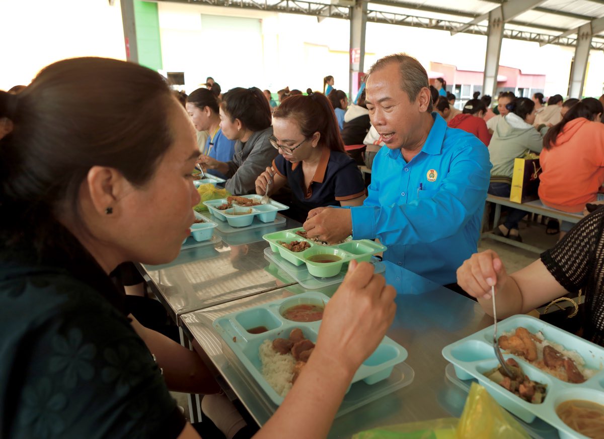 Chu tich LDLD tinh Lam Dong an Bua com cong doan cung cong nhan. Anh: Duy Tuan