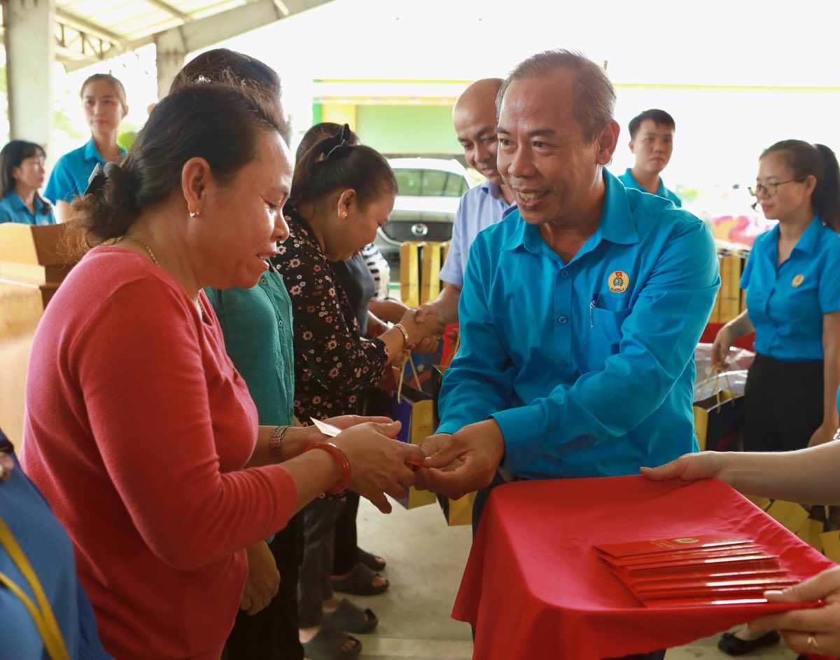 Trao nhung phan qua cho cong nhan, lao dong thuoc gia dinh thuong binh - liet si. Anh: Duy Tuan