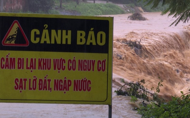 Heavy rain in the mountainous areas of Quang Tri, the village is isolated.