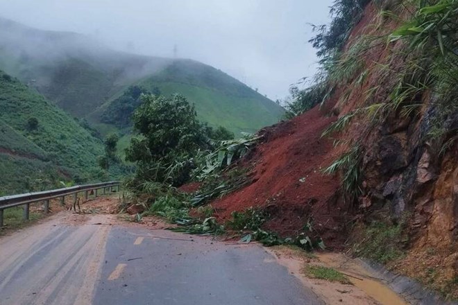 De fortes pluies prolongees depuis le 23 juillet ont provoque des glissements de terrain sur la route nationale 4G traversant la commune de Huoi Mot province de Son La. Photo : Truong Son