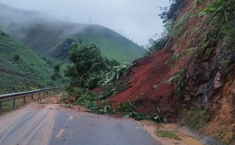 Prolonged heavy rain from July 23 caused landslides on the 4G national highway section through Huoi Mot commune, Son La province. Photo: Truong Son