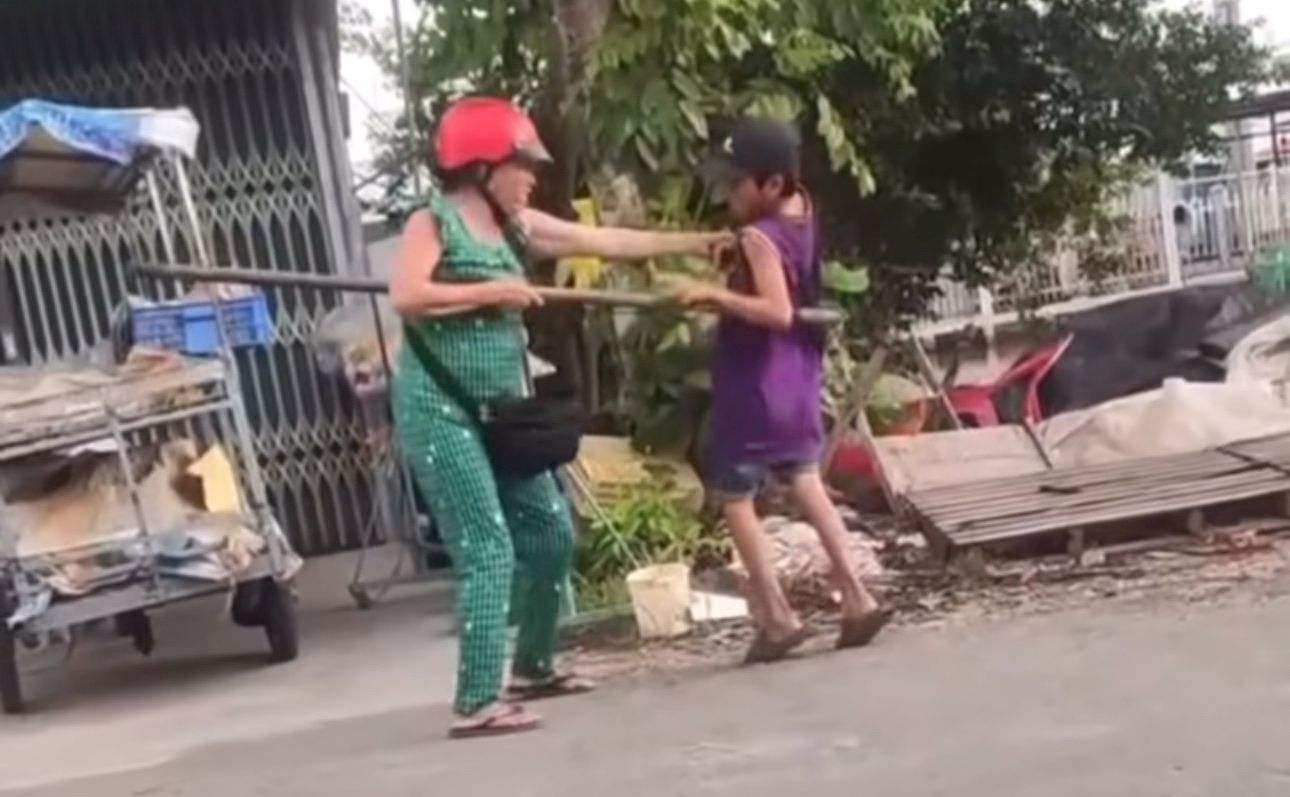 Nguoi phu nu dung cay danh lien tiep vao nguoi be trai mac cho nan nhan khoc loc, van xin. Anh: Chup man hinh tu clip dang tren mang xa hoi