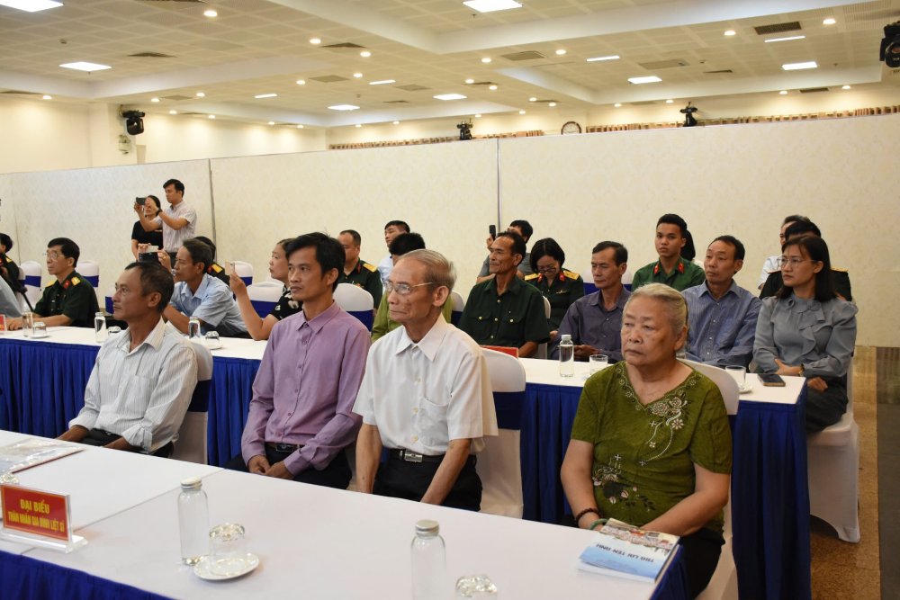 Than nhan, gia dinh cac liet si du Hoi nghi. Anh: Ai Van