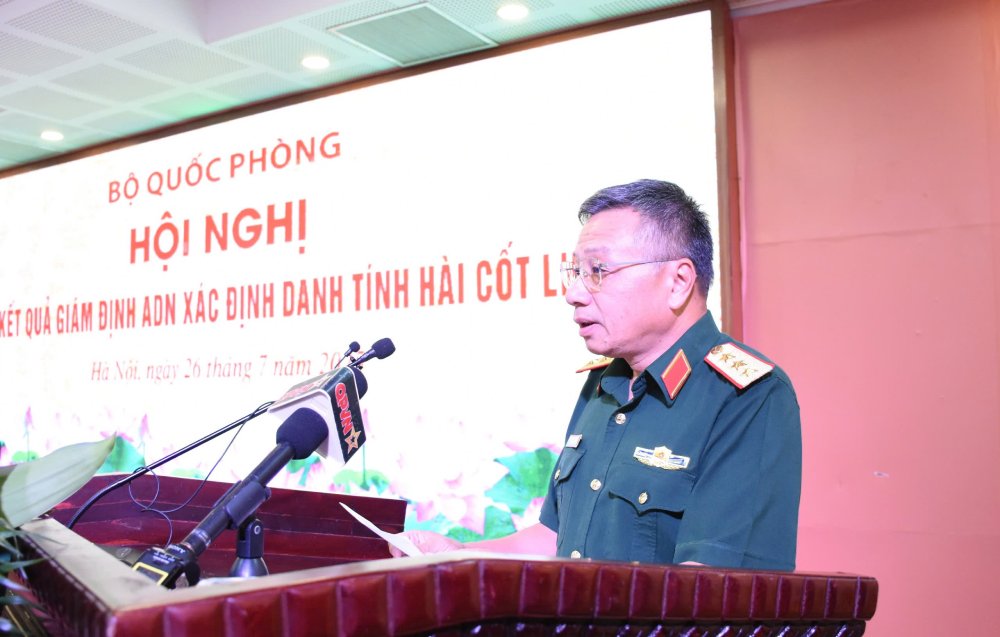 Senior Lieutenant General Le Quang Minh - Deputy Director of the General Department of Politics of the Vietnam People's Army - spoke at the Conference to present the results of the DNA assessment to identify the identities of 6 martyrs' remains. Photo: Ai Van