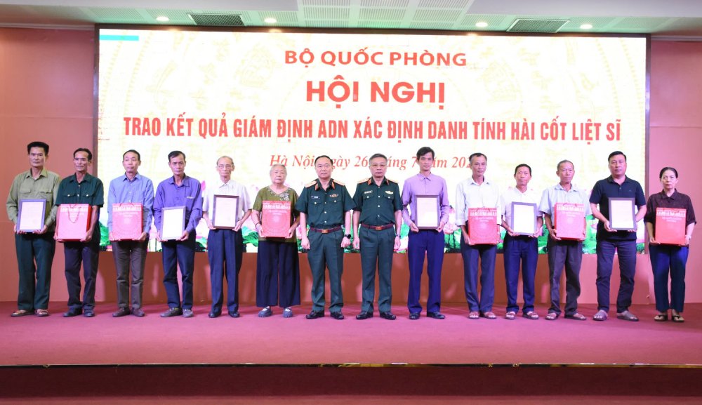Thuong tuong Le Quang Minh - Pho Chu nhiem Tong cuc Chinh tri QDND Viet Nam va Trung tuong Thai Dai Ngoc -  Pho Tong Tham muu truong QDND Viet Nam - trao ket qua giam dinh ADN cua 6 liet si toi dai dien gia dinh liet si. Anh: Ai Van