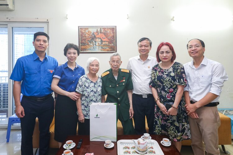 페트로베트남 노동조합 위원장 Nghiem Thuy Lan 여사(오른쪽에서 두 번째)와 페트로베트남 단체 대표들이 인민무장력 영웅 La Van Cau에게 감사를 표하기 위해 왔습니다. 사진: Tra My