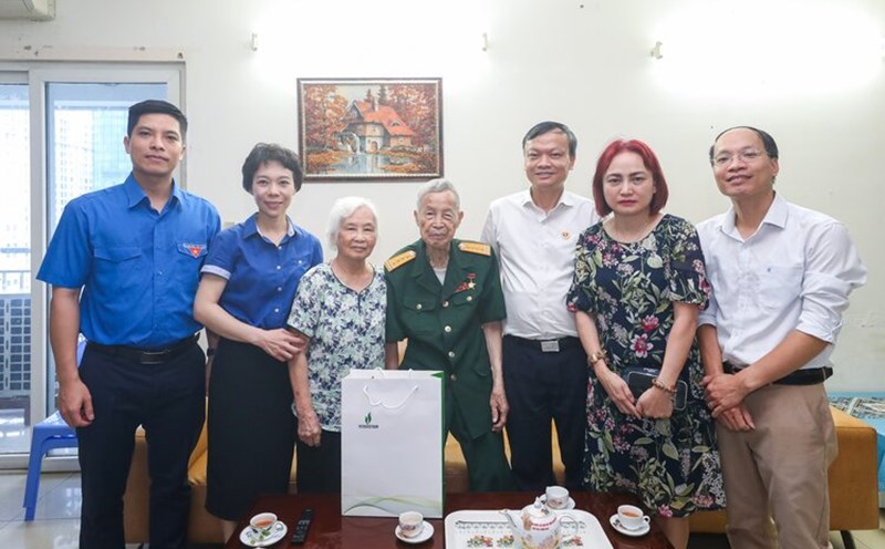 Ms. Nghiem Thuy Lan - President of Petrovietnam Trade Union (2nd from right) and representatives of Petrovietnam's organizations visited and expressed gratitude to the Hero of the People's Armed Forces of La Van Cau. Photo: Tra My