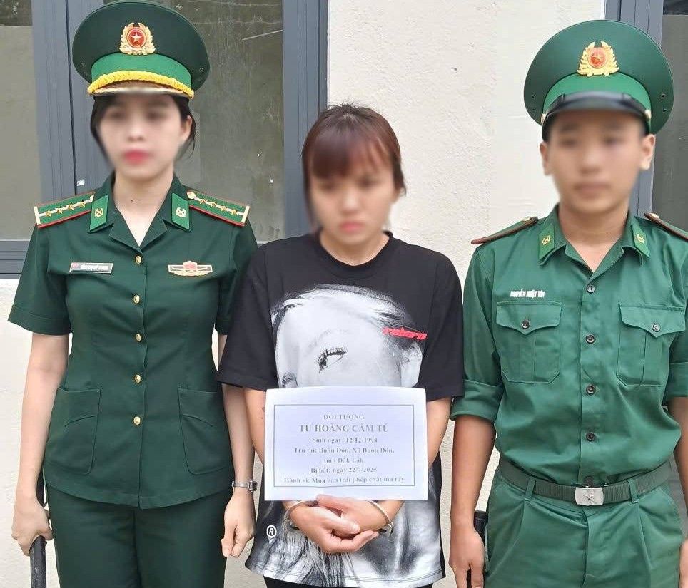 Fuerzas funcionales que manejan narcotraficantes ilegales. Foto: Bao Trung