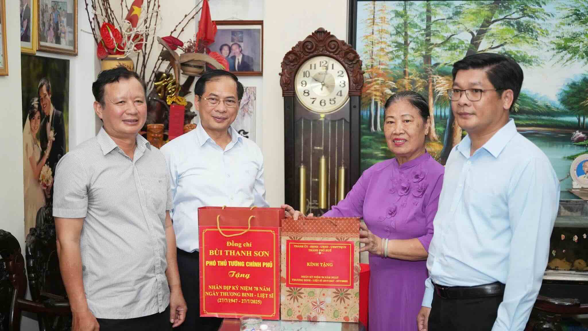 Deputy Prime Minister Bui Thanh Son visited and presented gifts to Ms. Le Thi Nhan in Hue. Photo: N. Hieu.