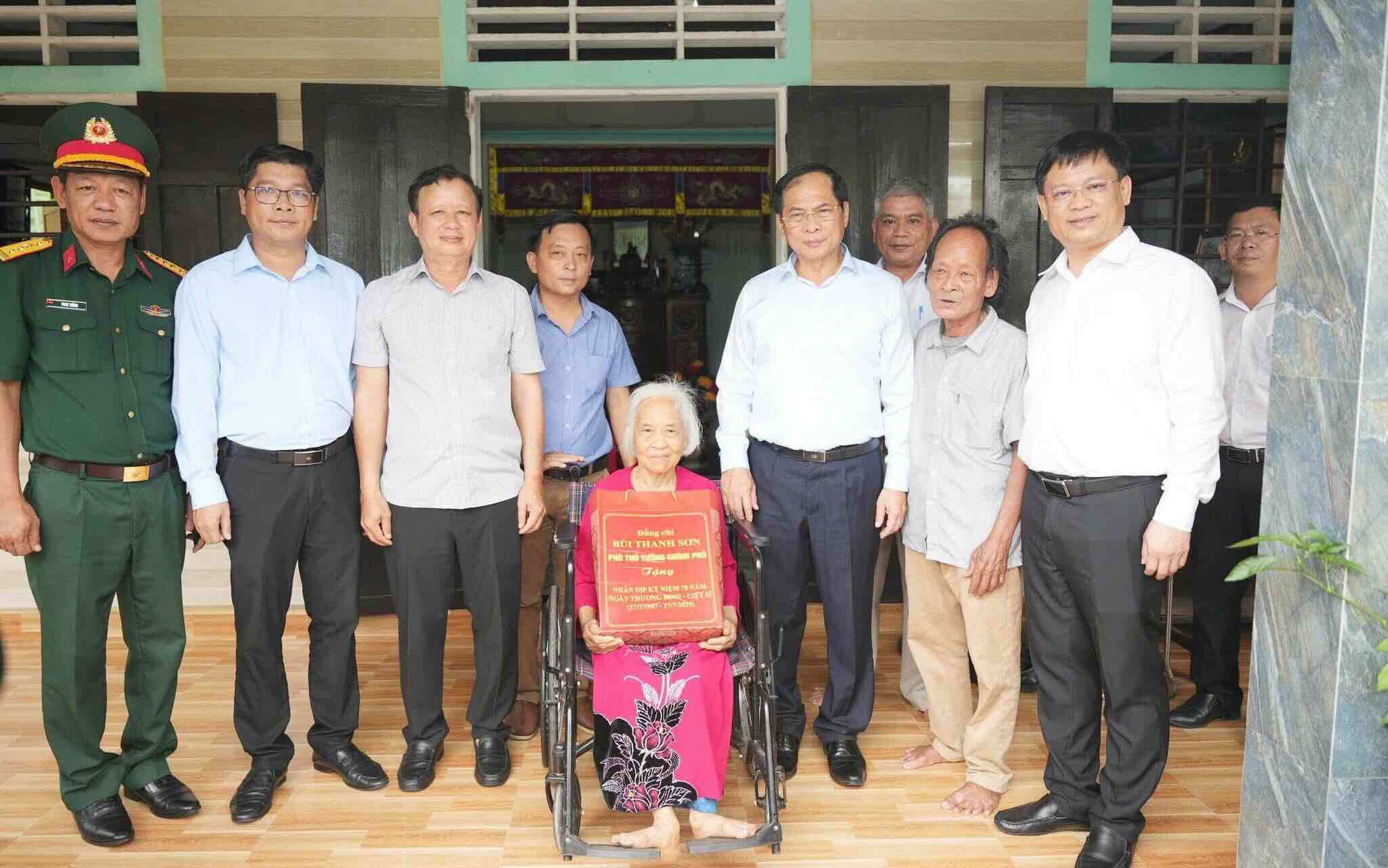 Pho Thu tuong Chinh phu Bui Thanh Son cung lanh dao thanh pho tang qua, chup hinh luu niem cung Me Viet Nam Anh hung Nguyen Thi Thanh Xuan. Anh: N. Hieu.