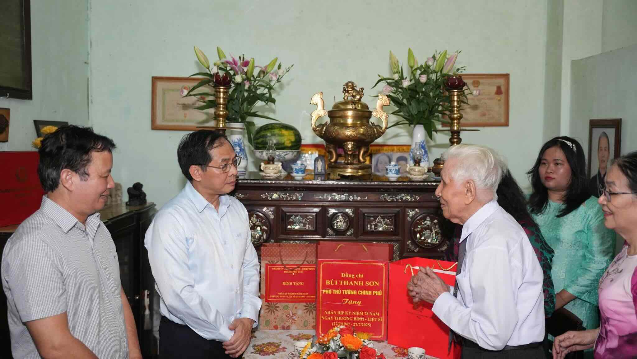 Pho Thu tuong Chinh phu Bui Thanh Son gui loi tham hoi den cu Nguyen Van Tien can bo tien khoi nghia . N. Hieu.