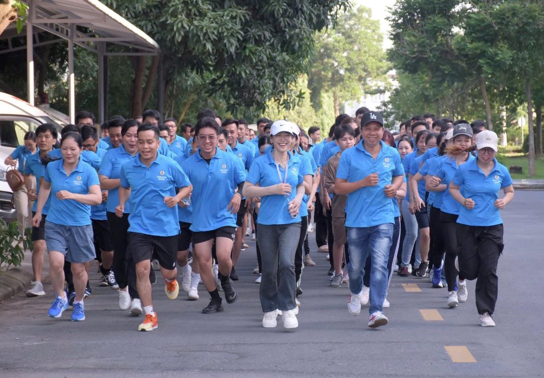 Doan vien, cong nhan lao dong Benh vien Da khoa tinh Soc Trang hao hung tham gia giai chay bo. Anh: Don vi cung cap
